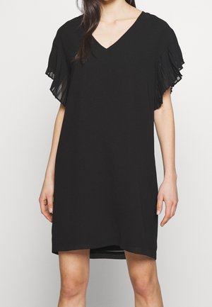 Robe noire avec un décolleté en V et des manches courtes à plusieurs couches. Fabriquée dans un tissu lisse avec une coupe décontractée, se terminant juste au-dessus du genou.