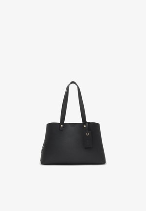 Borsa tote in pelle nera con doppi manici a spalla e una piccola targhetta pendente, mostrata su uno sfondo bianco semplice.