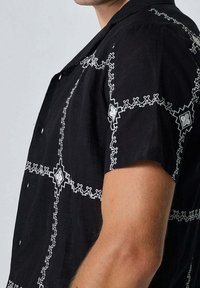 FRILIVIN MANCHES COURTES À BRODERIE - Chemise - noir