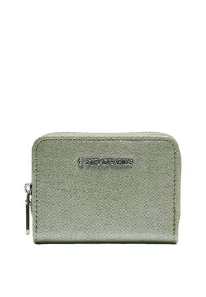 Petit portefeuille rectangulaire métallique vert avec fermeture éclair, surface texturée et logo argenté sur le devant.