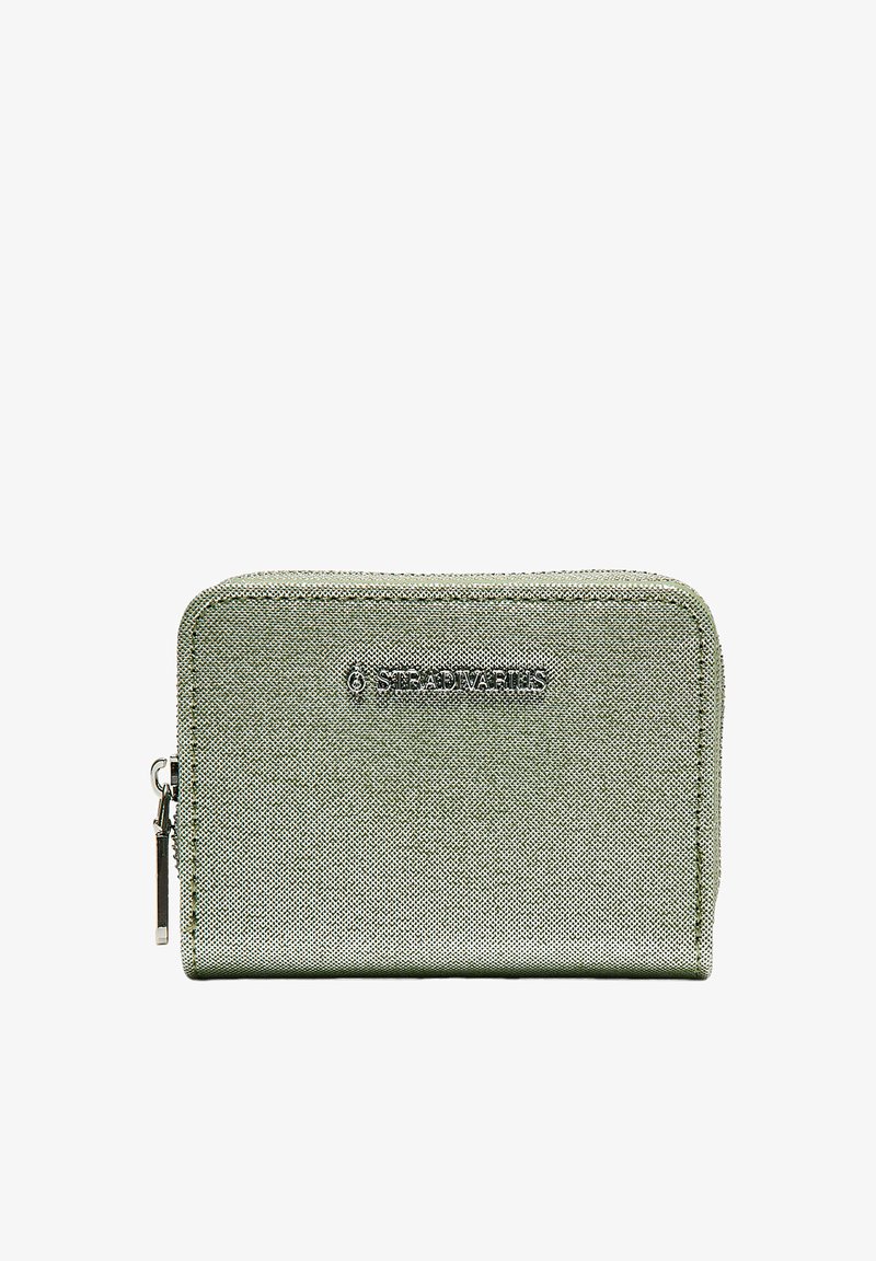 Petit portefeuille rectangulaire métallique vert avec fermeture éclair, surface texturée et logo argenté sur le devant.
