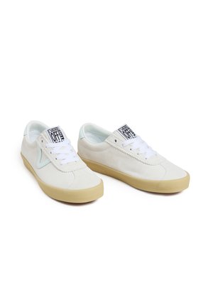 Paire de baskets Vans blanches basses avec semelles beige, lacets blancs et logo "Vans Off The Wall" sur la languette, en angle sur fond blanc.