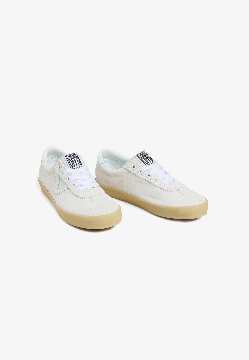 Paire de baskets Vans blanches basses avec semelles beige, lacets blancs et logo "Vans Off The Wall" sur la languette, en angle sur fond blanc.