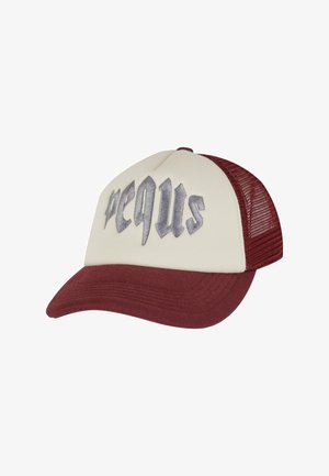 Röd och krämfärgad truckerkeps med broderad "peqis" i grått. Har en solid front och meshtyg bak för ventilation. Böjd skärmdesign.