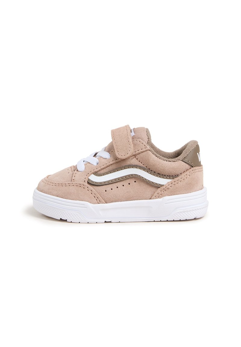 Zapatillas de ante rosa claro con cordones blancos, tira de Velcro y suela de goma blanca. Presenta una sutil franja lateral blanca y detalles perforados.
