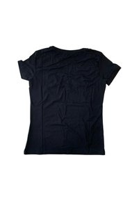 T-shirt nero a maniche corte realizzato in tessuto morbido. Presenta un collo rotondo semplice e una superficie liscia con minima presenza di pieghe.