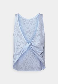 Top senza maniche di un blu chiaro con scollatura a V e dettaglio anteriore attorcigliato; presenta un delicato motivo floreale e una texture di tessuto morbida e liscia.