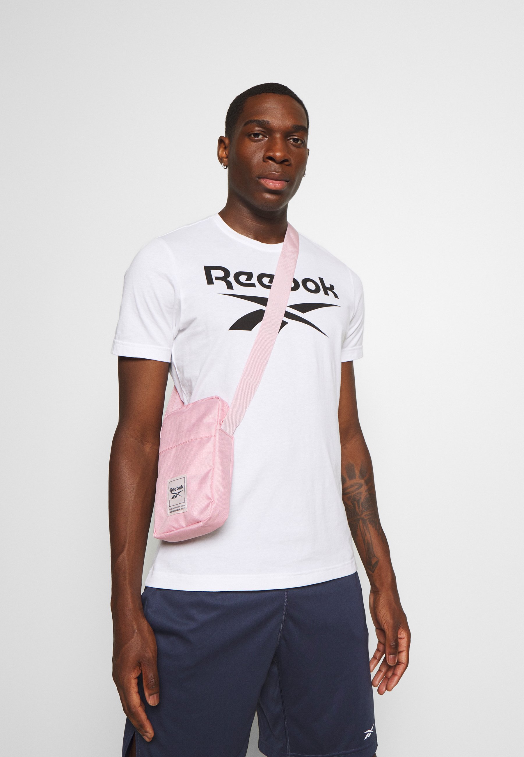 Reebok CITY BAG Axelremsväska pink Zalando.se Reebok CITY BAG Axelremsväska pink Zalando.se