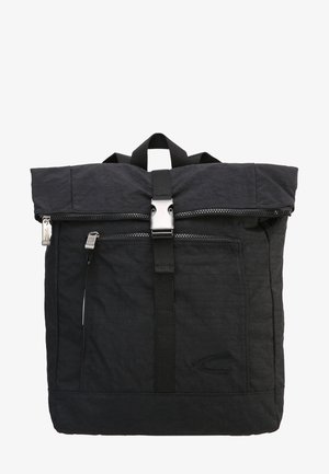 Sort rygsæk med en rulle-top design, lavet af tekstureret stof. Har en front lynlås lomme, en spænde lukning og justerbare stropper.