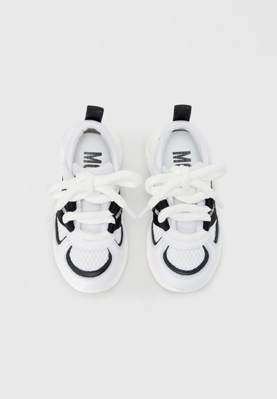 Λευκά αθλητικά παπούτσια με μαύρες λεπτομέρειες, διαθέτουν πλέγμα στο επάνω μέρος, στρογγυλή μύτη και χοντρές λευκές κορδόνες. Μαύρη γλώσσα τακουνιού και λογότυπο στη γλώσσα του παπουτσιού.