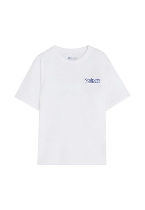 Camiseta blanca de manga corta con un pequeño logotipo azul de "Scalpers Company" en el lado izquierdo del pecho, cuello redondo, diseño sencillo.