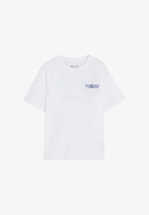 Witte T-shirt met korte mouwen, met een klein blauw "Scalpers Company"-logo op de linkerborst, ronde hals, effen ontwerp.