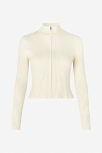 Kremfarget, kort cardigan med høy krage, utstyrt med hel glidelås foran og teksturert kabelstrikkdesign. Lange, tettsittende ermer.