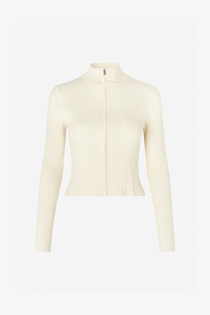 Cardigã curto de cor creme com gola alta, com fecho de correr frontal completo e padrão texturizado de malha em cabo. Mangas longas justas.