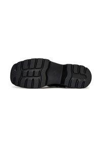 Suela de bota de goma negra con patrones profundos de tacos, superficie texturizada y área de puntera reforzada. Presenta un diseño liso y robusto que proporciona tracción.