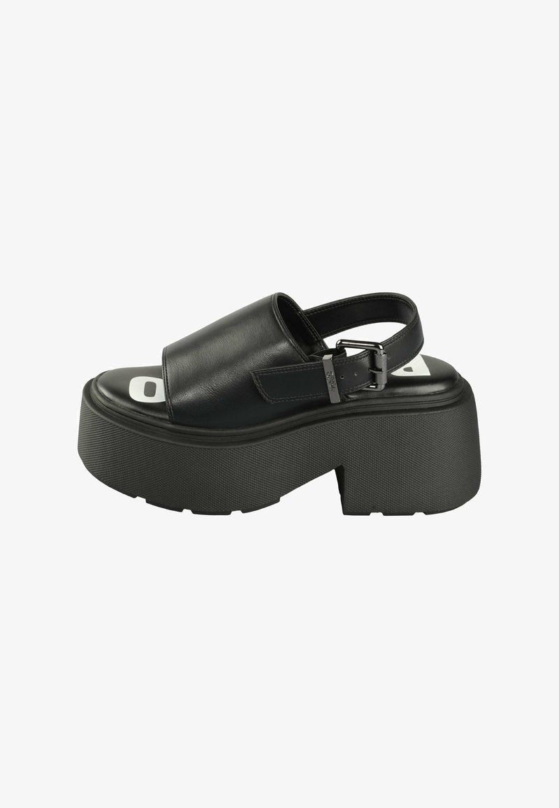 Sandale cu platformă din piele neagră, cu o curea frontală lată, cataramă ajustabilă și talpă din cauciuc texturat cu un model distinctiv.