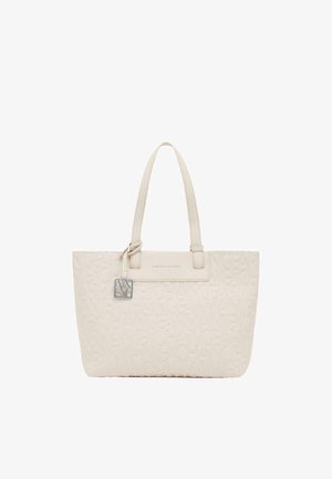 Bolso tote de color crema Armani Exchange con patrón de nombre de marca en relieve y asas dobles, con un pequeño charm metálico con el logo.