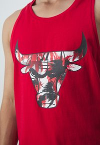 New Era NBA CHICAGO BULLS PALM TREE INFILL TANK - Vereinsmannschaften - red/white