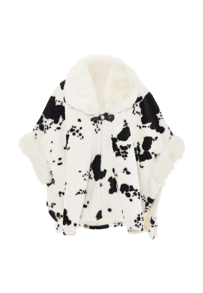 Wrap in pelliccia sintetica maculata bianco e nero con un ampio colletto, chiusura a toggle e maniche corte; presenta una superficie morbida e strutturata.