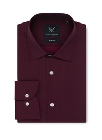 Burgundowy, dopasowany do sylwetki, koszula z gładkiego materiału z klasycznym kołnierzykiem, zapinana na guziki z białymi guzikami oraz z pojedynczym mankietem z detalem guzika.