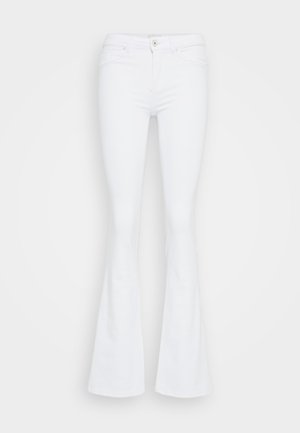 Jeans flares blancs en denim, dotés de cinq poches, d'une fermeture à bouton à l'avant et d'une texture lisse. Design épuré et minimaliste.
