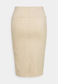 Beige Bleistiftrock aus einem glatten Material mit einem Reißverschluss auf der Rückseite und zwei seitlichen Taschen. Verfügt über ein enganliegendes Design, das sich bis zum Knie verjüngt.