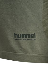 Oliwkowa zielona koszulka sportowa z fakturowanym wykończeniem i czarnym logo Hummel Performance na dole. Gładka tkanina, dopasowany krój.