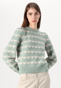 Mintgroene trui met roze hartpatronen, geribbelde halslijn en zoom, textuur gebreide stof, fitted lange mouwen en een ontspannen silhouet.