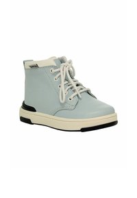 Sneaker high-top in pelle blu chiaro con lacci bianchi, colletto imbottito beige e suola bianca con dettagli neri.