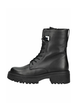 Bottine en cuir noir avec lacets sur le devant, bout arrondi et semelle épaisse texturée. Comprend une fermeture éclair sur le côté et un petit accessoire en métal.