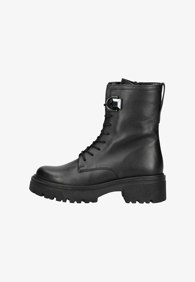 Stivaletto in pelle nera con lacci frontali, punta rotonda e suola spessa e testurizzata. Presenta una cerniera laterale e un piccolo dettaglio in metallo.