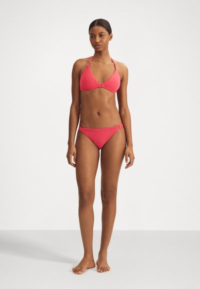 Ensemble bikini rose comprenant un haut triangulaire avec des bretelles réglables et un bas taille basse assorti. Tissu lisse et extensible avec un minimum de détails.