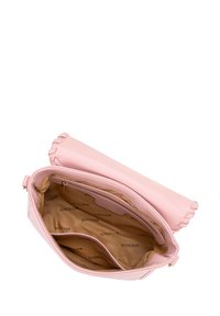 Borsa a mano in pelle rosa con patella intrecciata, aperta per mostrare l'interno beige foderato con più scomparti e la scritta "WITTCHEN" all'interno.