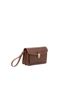 Borsa a tracolla in pelle marrone con chiusura a pattina, accessori in metallo dorato e una tracolla rimovibile. Presenta cuciture a contrasto e una superficie liscia.