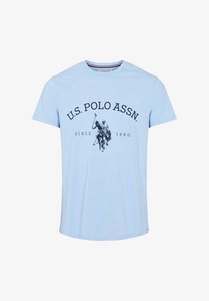 Svetlomodré bavlnené tričko s námorníckym potlačou dvoch pólo hráčov a nápisom "U.S. POLO ASSN. SINCE 1890" v oblúkovom dizajne. Krátke rukávy.