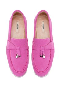 Rosa Wildlederschuhe zum Hineinschlüpfen besitzen eine abgerundete Zehenpartie, ein dekoratives Bindungsakzent sowie ein silberfarbenes Metallelement an der Vorderseite.