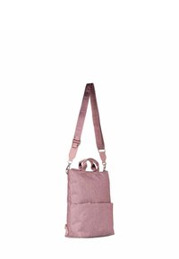 Sac à dos en tissu rose avec bandoulière ajustable, poignée supérieure et poche avant. Présente une surface texturée et des accents en métal argenté.