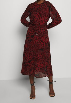 Rode jurk met bloemenpatroon, lange doorschijnende mouwen, een ronde hals en een taille met trekkoord, tot halverwege de kuit.