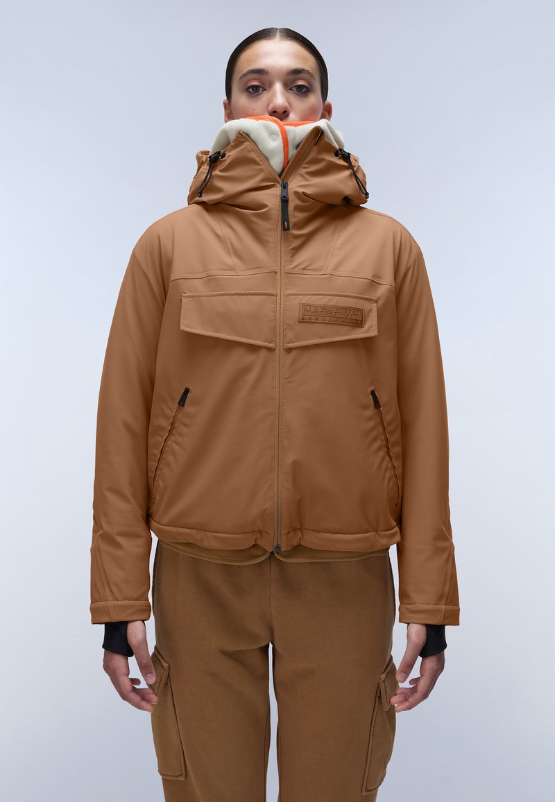 Giacca isolante marrone con colletto alto, tasche frontali e zip. Cappuccio con lacci regolabili. Texture liscia e opaca.