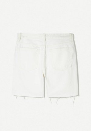 Pantaloni shorts in denim bianco con orlo sfrangiato, design a cinque tasche e passanti per cintura. Il tessuto sembra robusto con una texture liscia.