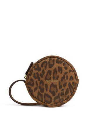 Rund håndledspung med brun og sort leopardprint og en lille lynlås i siden, mærke "nat & nin" præget i guld.