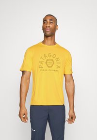 Patagonia DAILY GRAPHIC SHIRT - T-shirt desportiva - saffron