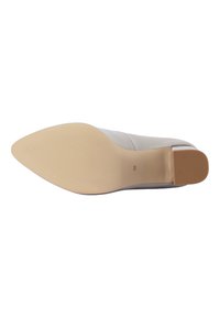Suola di una scarpa beige a punta con parte frontale testurizzata, marcatura di taglia 38 e tacco basso quadrato con grip in gomma.