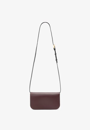 Borsa a tracolla in pelle bordeaux con un design pulito, forma piatta e una sottile tracolla nera regolabile. Branding discreto sul davanti.