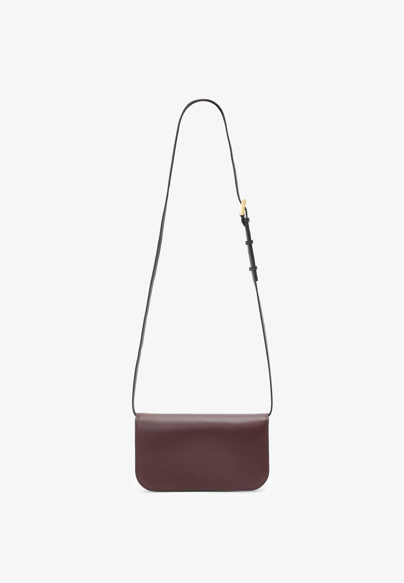 Burgundská kožená crossbody taška s čistým designem, plochým tvarem a tenkým černým nastavitelným popruhem. Jemné logo na přední straně.