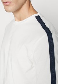 Tommy Hilfiger TEE LOGO ESTABLISHED - Camiseta de pijama - ecru