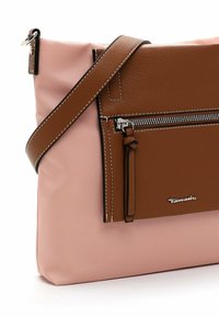 Borsa a spalla sintetica rosa con tasca anteriore in pelle marrone, zip argentata e tracolla regolabile. Presenta cuciture a contrasto e logo del brand.