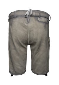 Graue Kunstwildleder-Shorts mit einem Gummizugbund, Gürtelschlaufen und kontrastierenden Nähten. Verfügt über zwei Seitentaschen und eine glatte Textur.