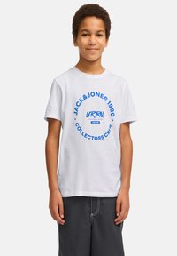 Camiseta de manga corta blanca con un logo circular azul que contiene el texto "JACK&JONES 1990 URBN. COLLECTORS CREW" y una textura suave.