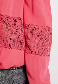 Guess Pusero - pink